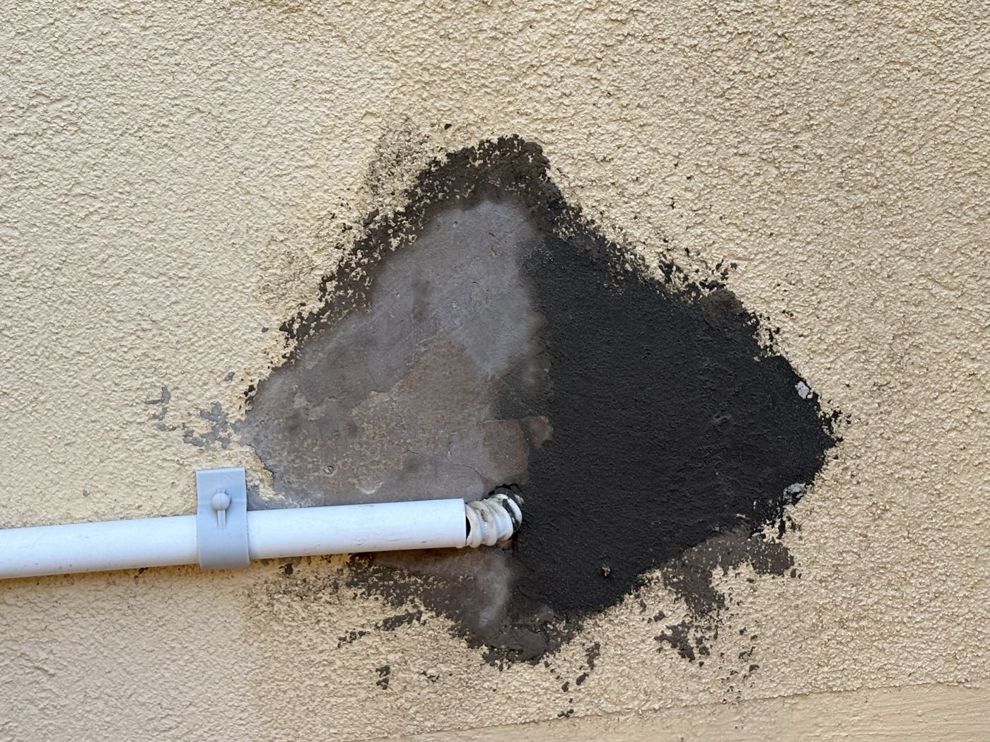 Avant travaux : traversée de mur non finie pour la liaison de climatisation