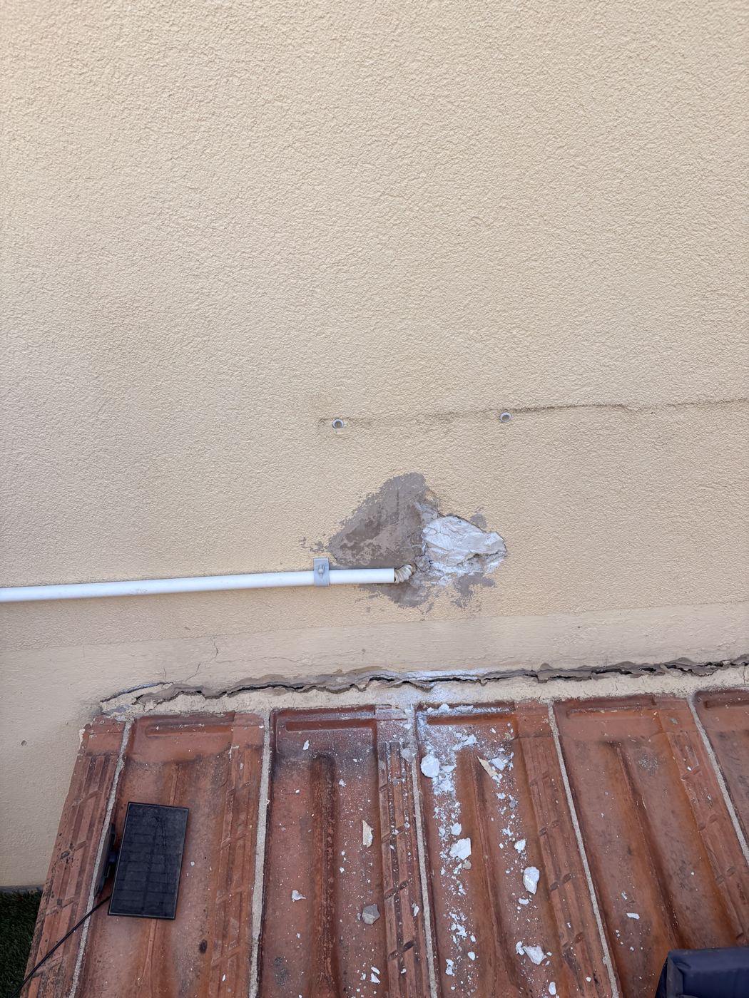 Avant travaux : reprise de façade disgracieuse autour du passage de gaine