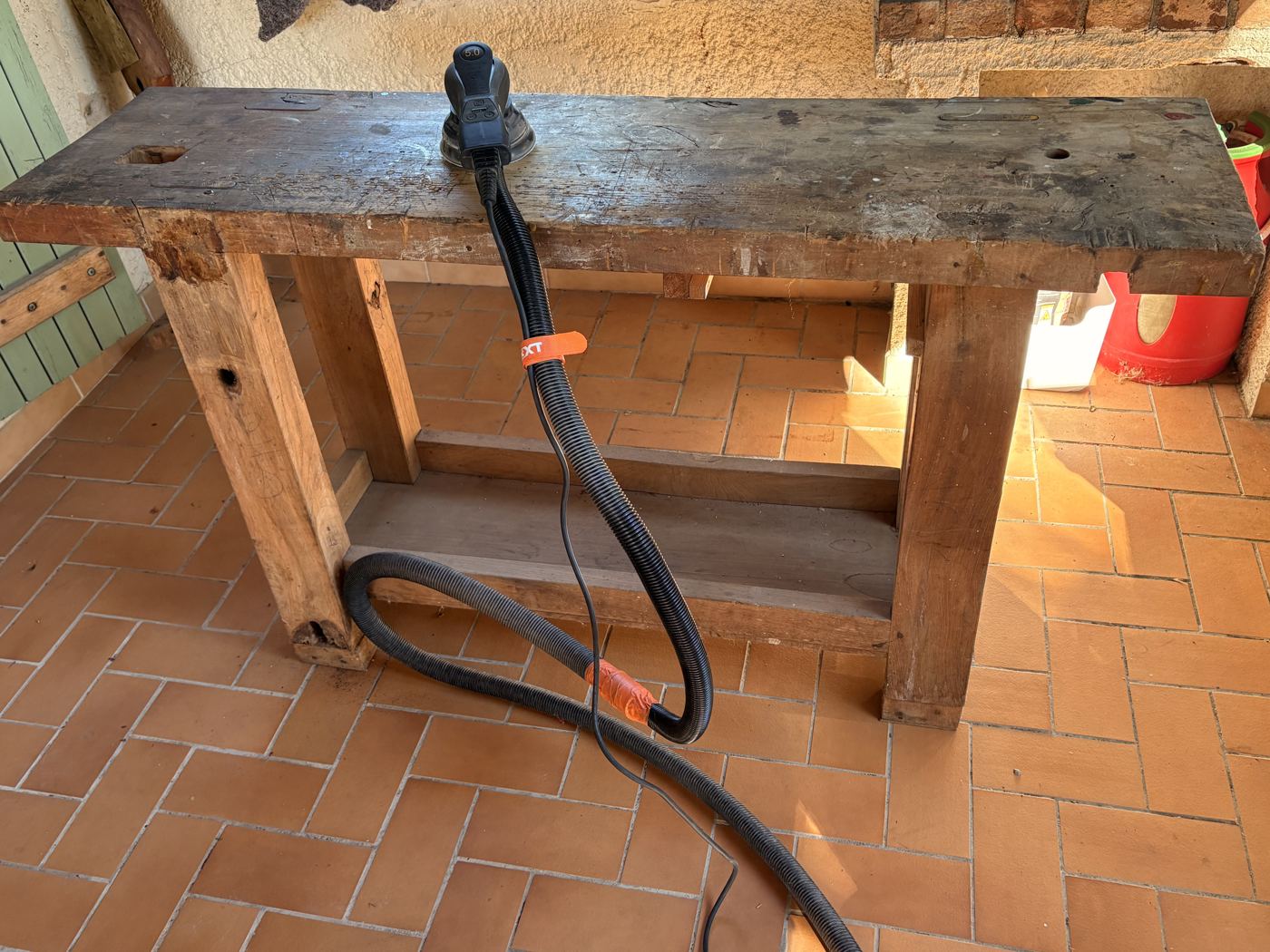 Établi de menuisier avant restauration, plateau noirci