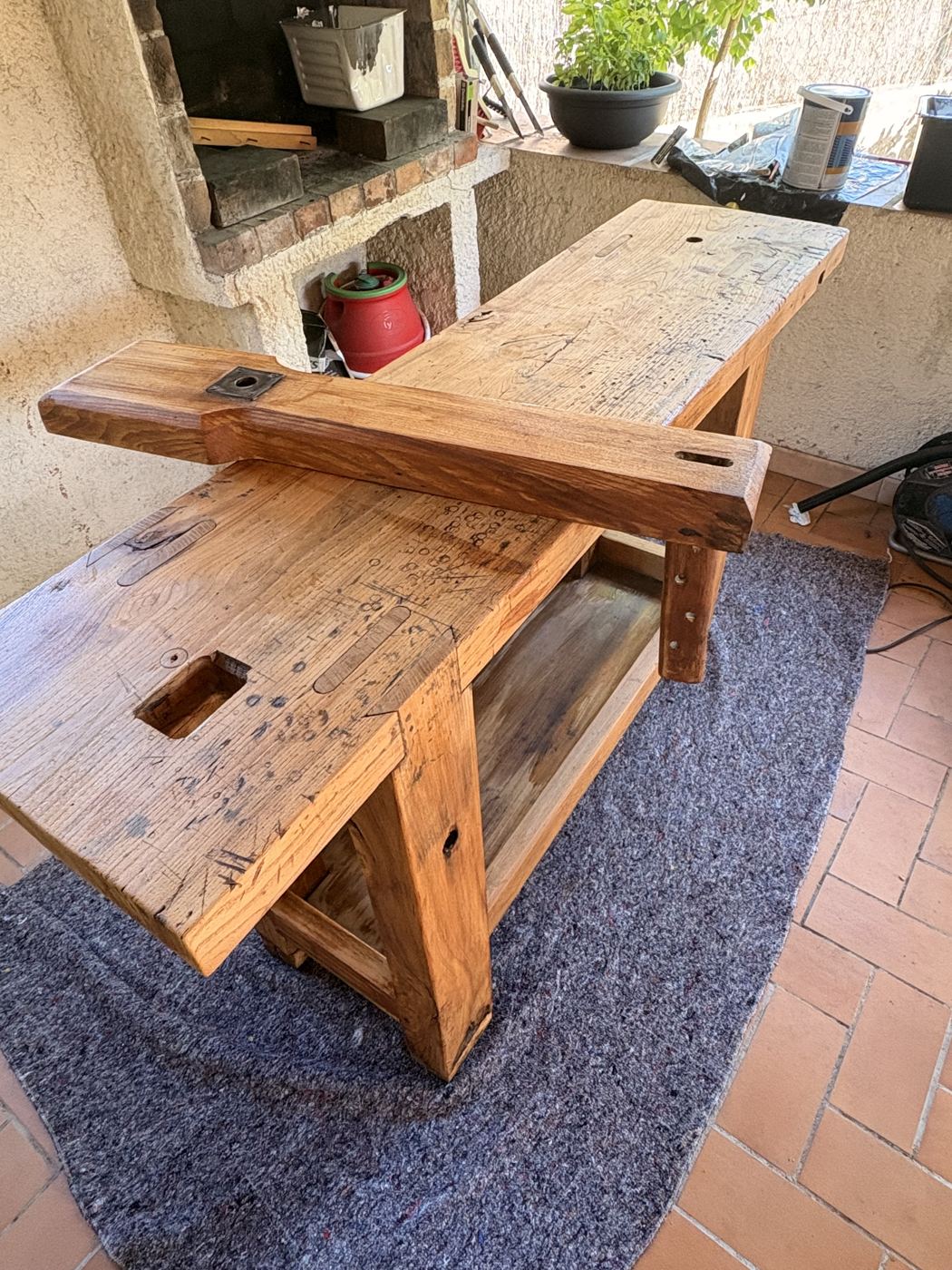 Établi restauré, bois de chêne retrouvant sa teinte naturelle