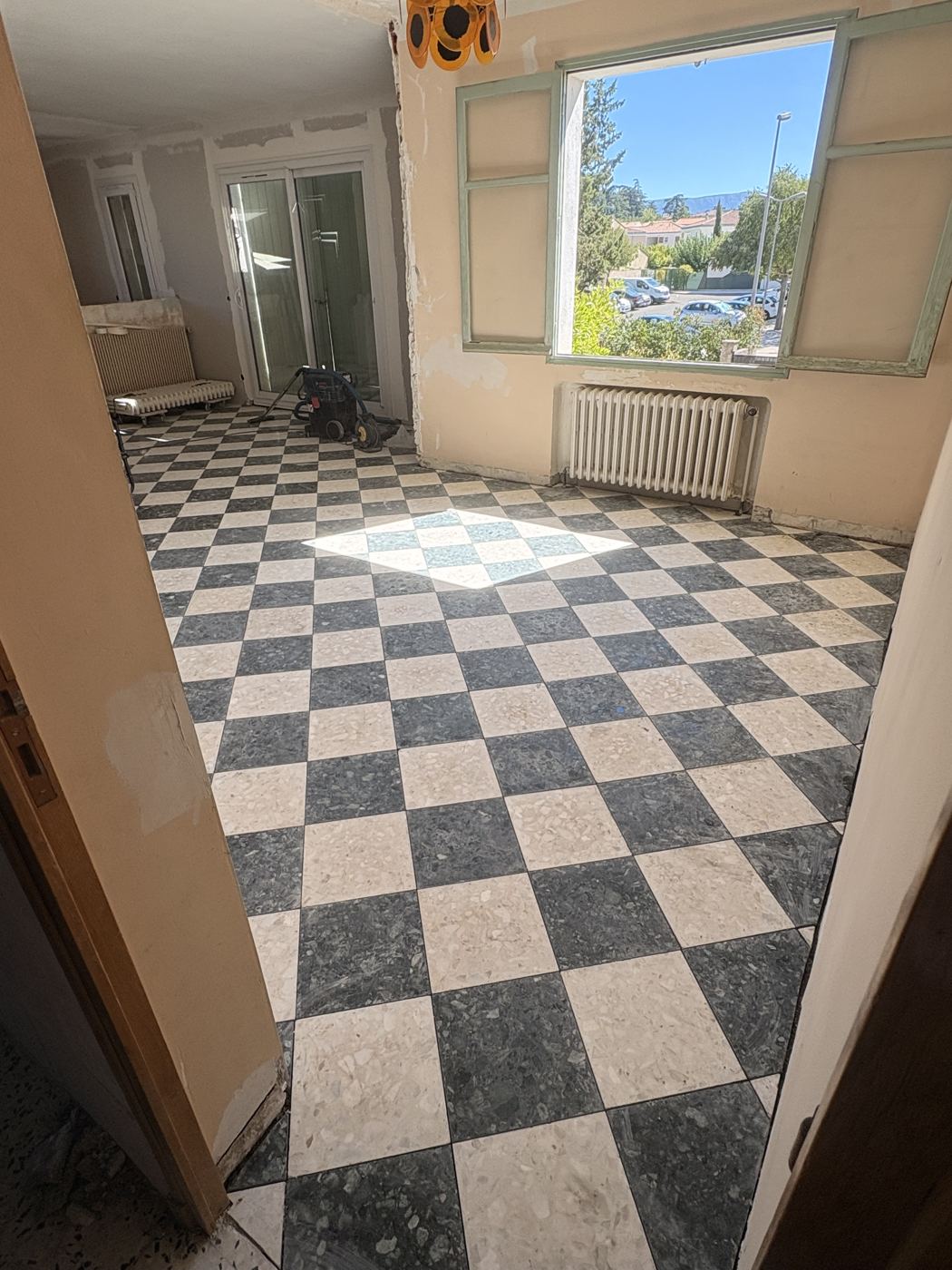 Vue d'ensemble du séjour agrandi avec sol terrazzo raccordé