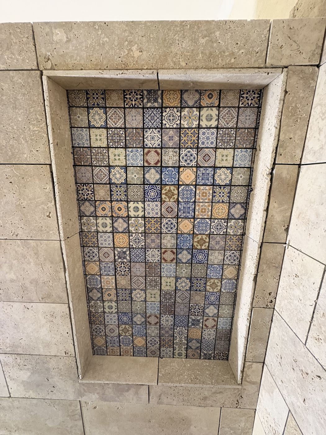 Niche habillée d'une mosaïque décorative multicolore