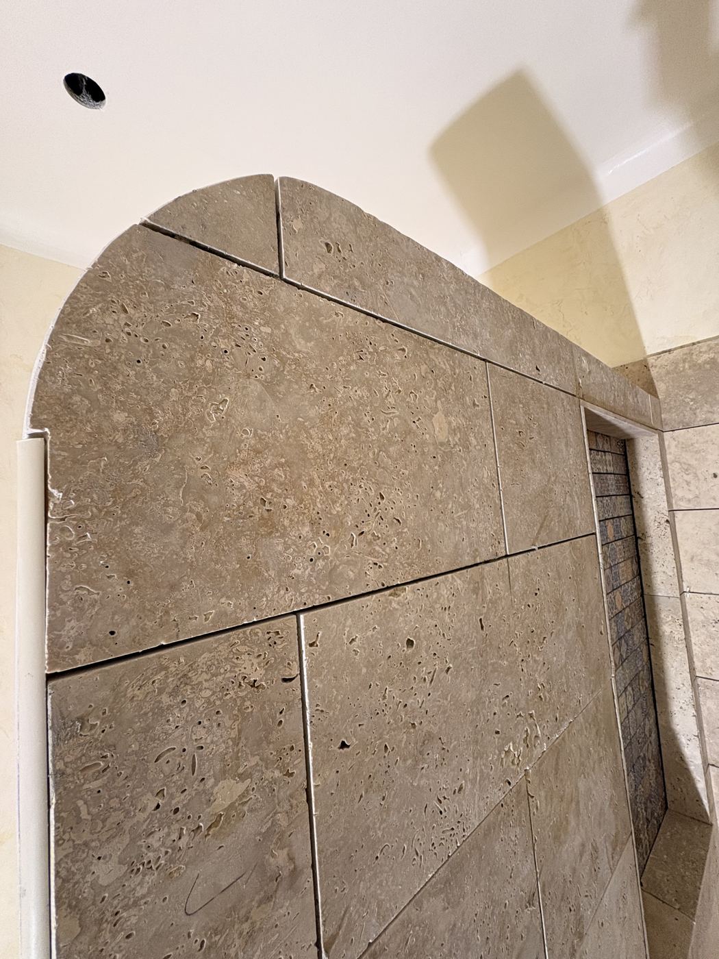 Détail de la voûte en travertin au-dessus de la niche