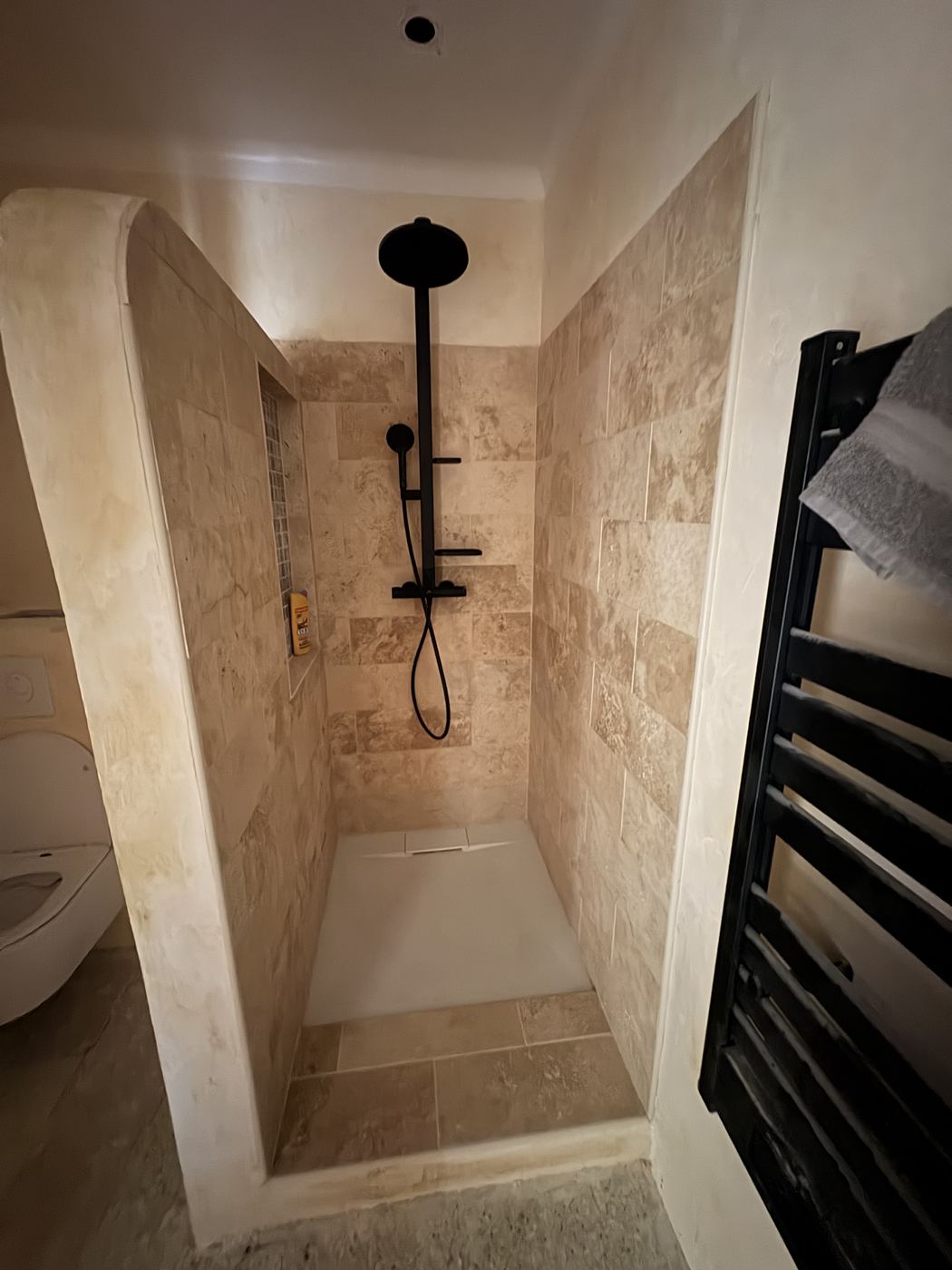 Douche terminée avec robinetterie thermostatique noire