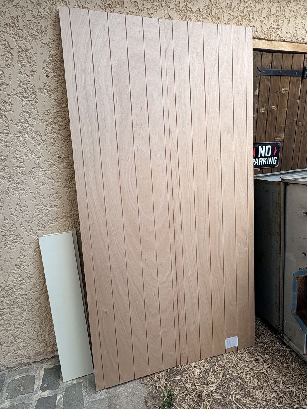 Panneau de bois brut avant fabrication du volet