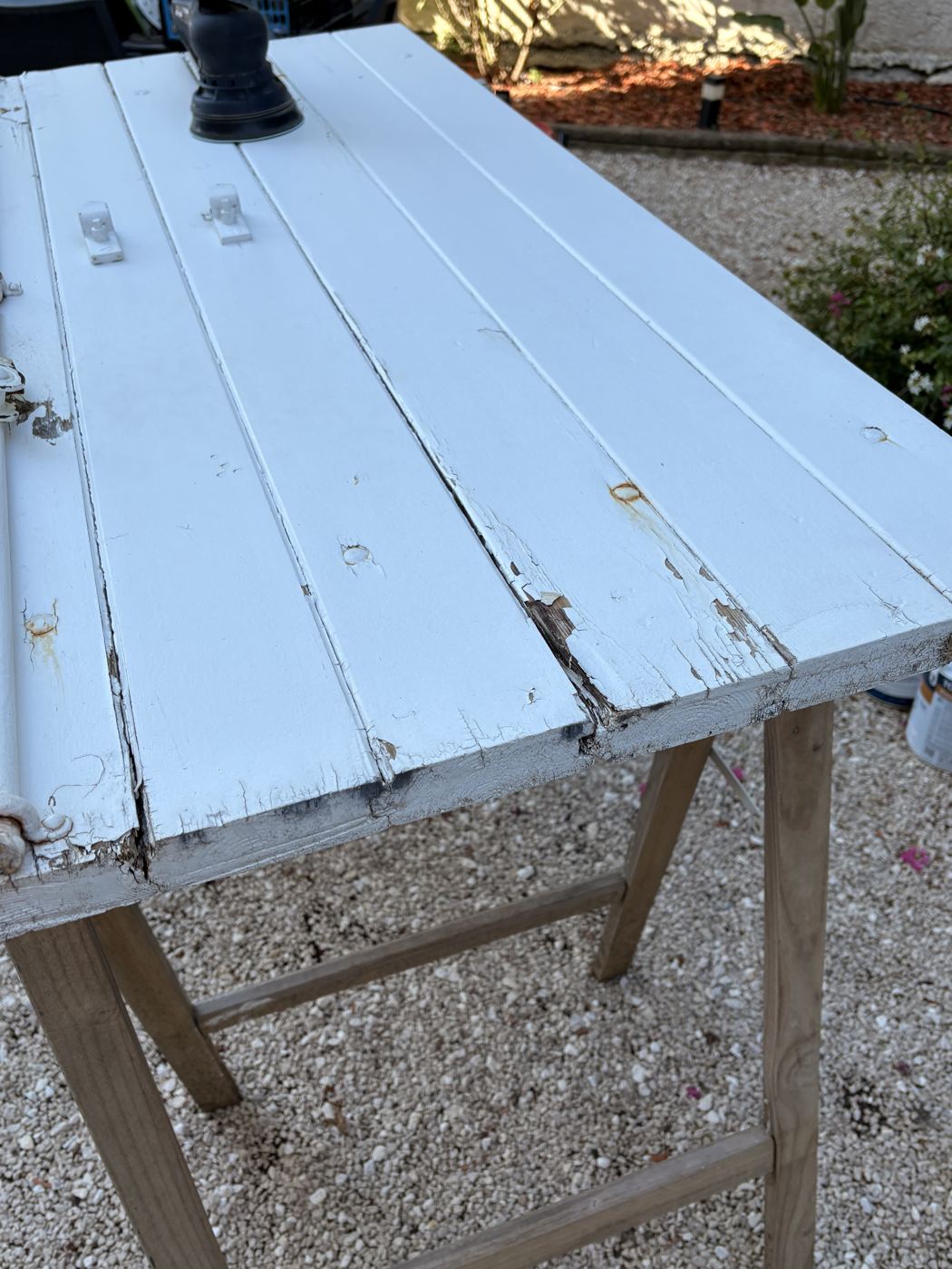 Ancien volet à rénover, peinture écaillée