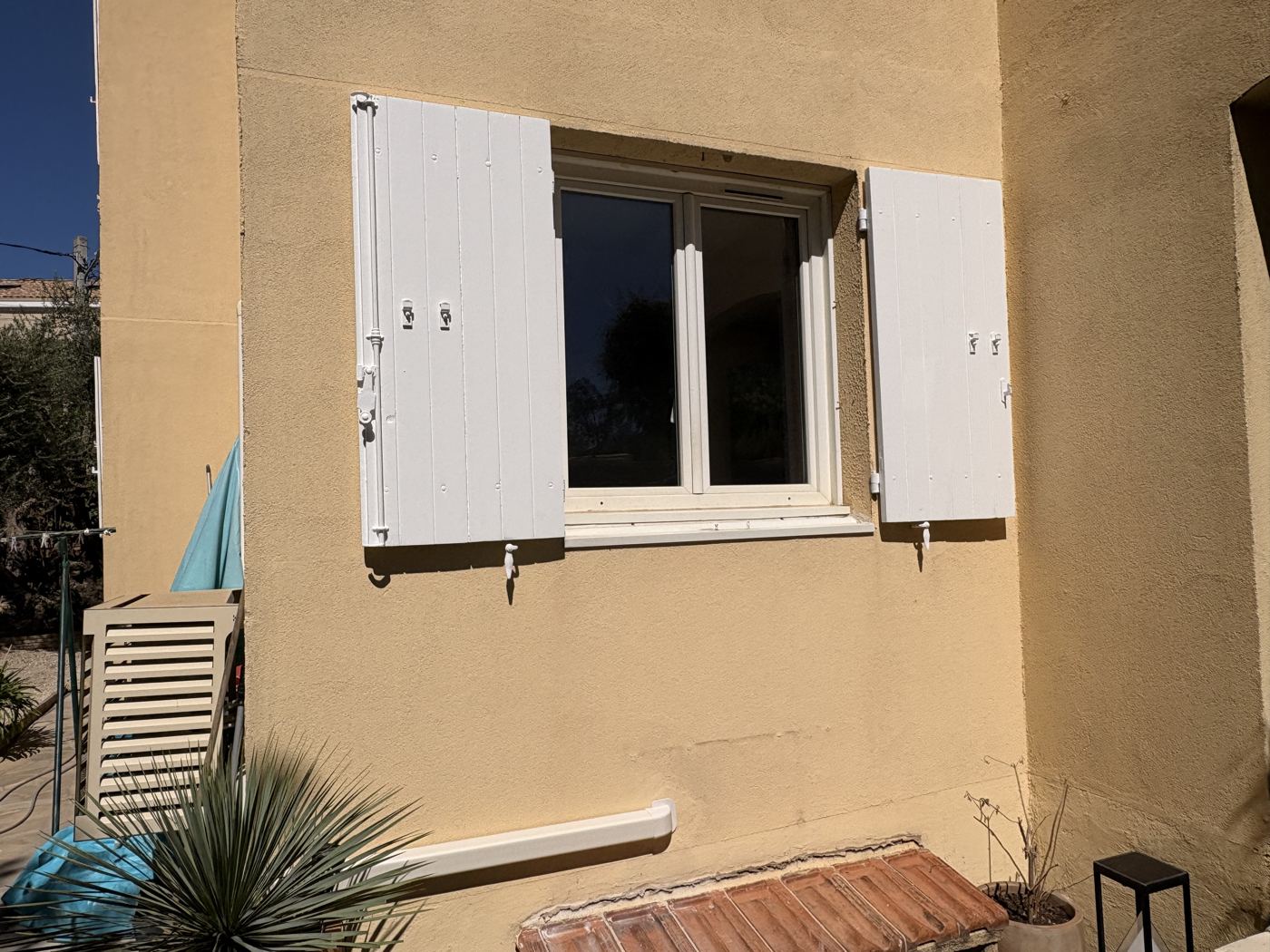 Volet neuf reposé sur la façade
