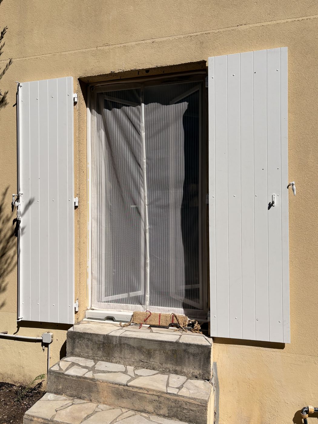 Volets posés et ouverts sur une fenêtre